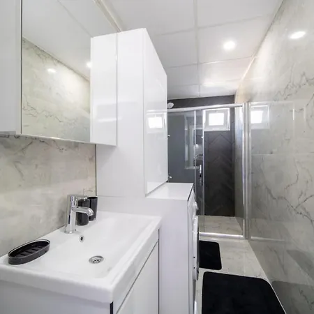 Modern And Central Duplex Near Beach In *